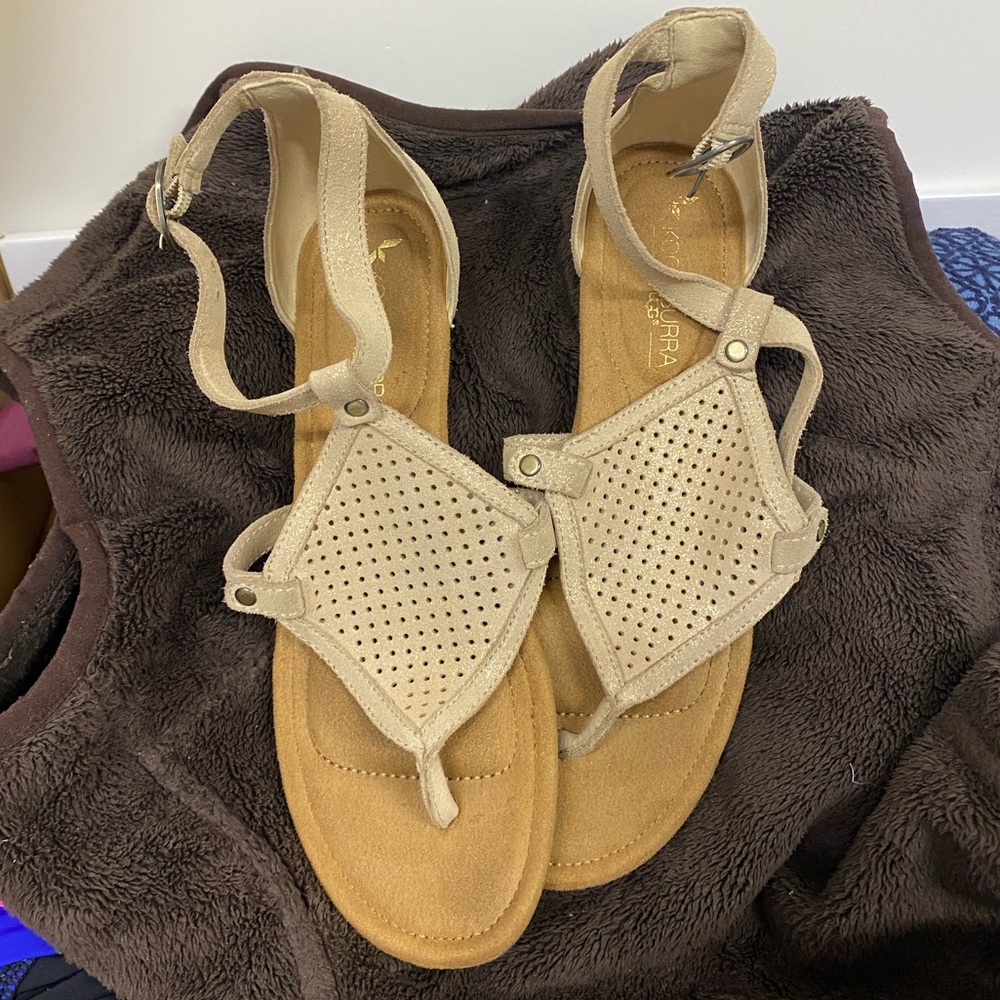 Koolaburra by UGG gold sparkly sandals size 7